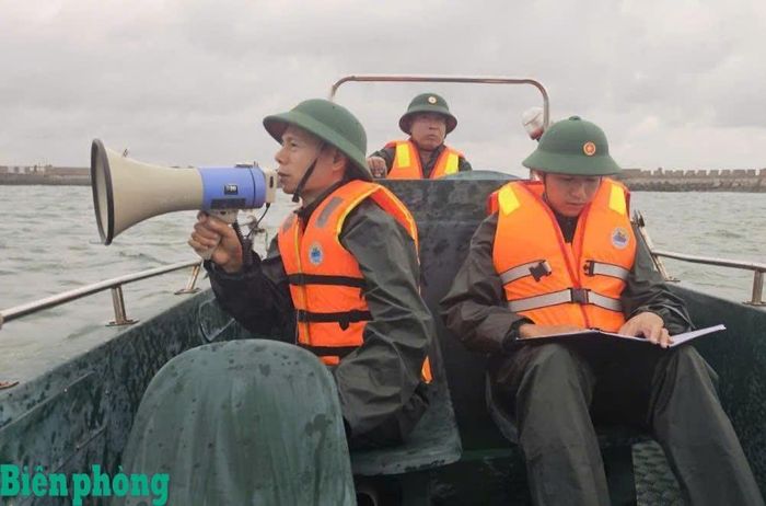 Cán bộ Bộ đội Biên phòng thành phố Hải Phòng kêu gọi tàu thuyền vào bờ tránh trú bão tại đặc khu Bạch Long Vĩ. Ảnh: Nguyễn Khánh