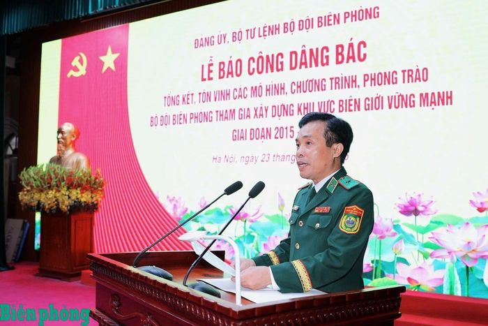 Thiếu tướng Vũ Quốc Ân, Phó Chính ủy Bộ đội Biên phòng, đại diện cán bộ, chiến sĩ toàn lực lượng báo công dâng Bác những kết quả, thành tích nổi bật trong tham gia xây dựng khu vực biên giới vững mạnh giai đoạn 2015-2025. Ảnh: Duy Liêm