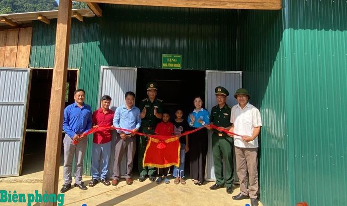 Cán bộ Đồn Biên phòng Cà Xèng, Bộ đội Biên phòng tỉnh Quảng Trị và đại diện chính quyền địa phương khánh thành và bàn giao nhà Tình nghĩa cho hai cháu có hoàn cảnh khó khăn trên địa bàn. Đây là hoạt động trong khuôn khổ Chương trình "Thứ Bảy về bản" của Bộ đội Biên phòng tỉnh Quảng Trị. Ảnh: Huy Thắng