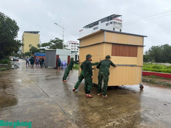 Cán bộ, chiến sĩ Đồn Biên phòng cửa khẩu quốc tế Móng Cái, Bộ đội Biên phòng tỉnh Quảng Ninh hỗ trợ nhân dân phường Móng Cái 2 di dời tài sản, chủ động phòng, chống bão số 4. Ảnh: TM