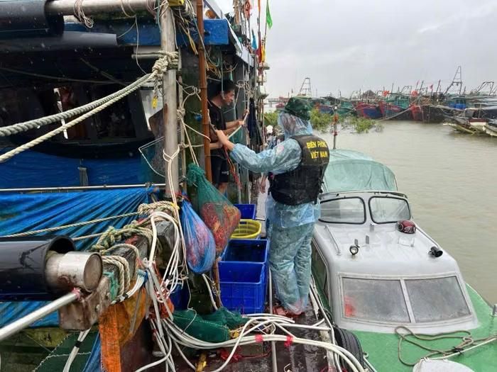 Trước diễn biến của bão số 4, cán bộ, chiến sĩ Đồn Biên phòng Trà Cổ, Bộ đội Biên phòng tỉnh Quảng Ninh tuyên truyền, hướng dẫn ngư dân chủ động phòng, chống bão, đưa phương tiện vào nơi tránh trú an toàn. Ảnh: Đơn vị cung cấp