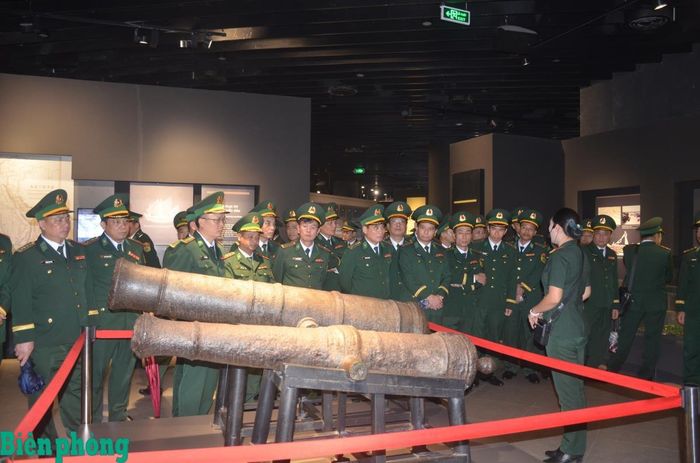 Đoàn cán bộ Bộ đội Biên phòng tham quan các hiện vật được trưng bày tại Bảo tàng Lịch sử Quân sự Việt Nam. Ảnh: TK