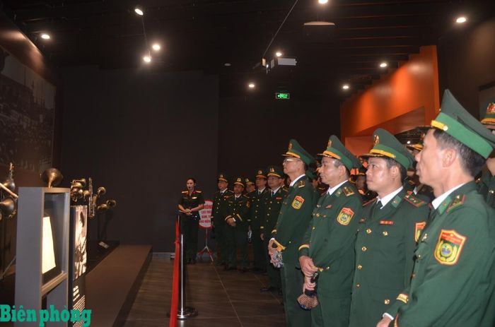 Đoàn cán bộ Bộ đội Biên phòng nghe giới thiệu về sự kiện ngày Quốc khánh 2/9/1945 tại Bảo tàng Lịch sử Quân sự Việt Nam. Ảnh: TK