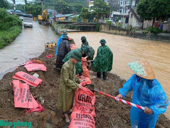 Bộ đội Biên phòng tỉnh Lạng Sơn tham gia khắc phục hậu quả thiên tai. Ảnh: Hoàng Nguyên