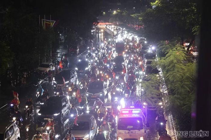 Càng về khuya, dòng người đổ ra đường ăn mừng càng đông, bất chấp mưa vẫn không ngừng. Với chiến thắng 2-0 ngay trên sân khách, tuyển Việt Nam đang nắm lợi thế đáng kể trước trận lượt về tại Mỹ Đình tối 26/8. Người hâm mộ kỳ vọng đội tuyển sẽ tiếp tục thi đấu tốt để hoàn tất hành trình chinh phục ASEAN Cup 2026 bằng một chiến thắng trên sân nhà.
