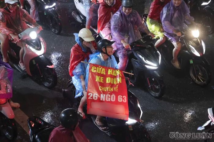 Một số người hâm mộ còn lấy cả bạt quảng cáo để mang theo khi xuống phố ăn mừng.