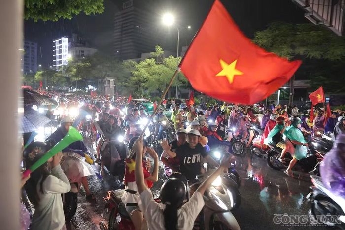 Một nhóm bạn trẻ khác cho biết họ đã chuẩn bị cờ từ trước trận đấu và quyết định xuống đường ngay khi tiếng còi mãn cuộc vang lên.