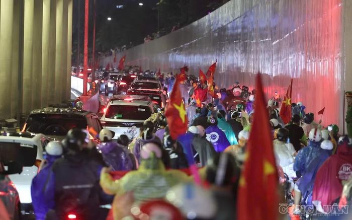 Một số thời điểm, giao thông di chuyển chậm khi dòng người cùng đổ về các tuyến phố trung tâm.