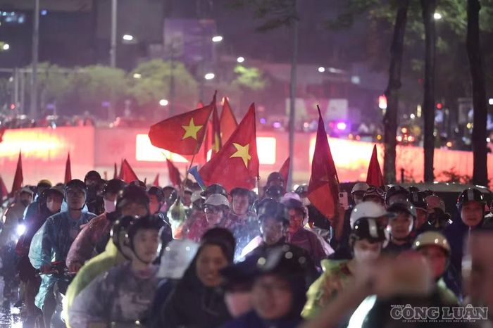Tại khu vực Xã Đàn và hầm chui Kim Liên, lượng người và phương tiện tăng nhanh.
