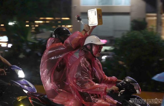 Dù mưa lớn, người hâm mộ vẫn hào hứng hô vang, ăn mừng chiến thắng trên đường.