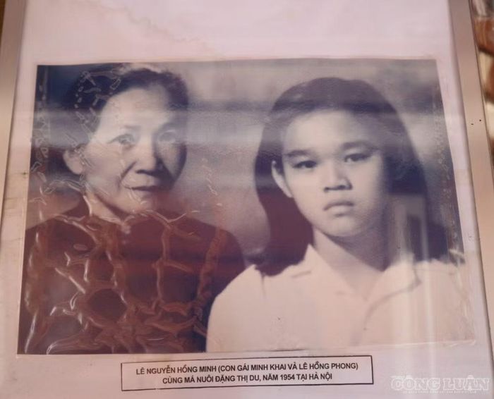 Bức ảnh con gái bà Nguyễn Thị Minh Khai là Lê Nguyễn Hồng Minh cùng má nuôi Đặng Thị Du được trưng bày tại nhà lưu niệm. Ảnh: Kim Long
