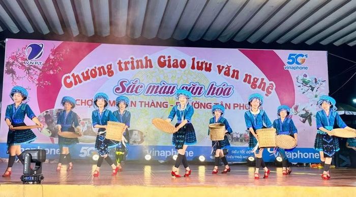 Tiết mục múa mang đậm bản sắc văn hoá dân tộc Mông tại đêm giao lưu. Ảnh: BTC