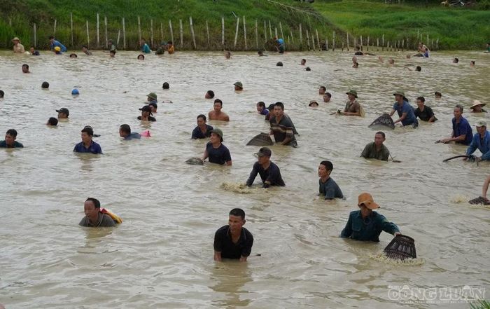 Khi hiệu lệnh bắt đầu vang lên, các nơm thủ vào khu vực thi đấu. Ảnh: Kim Long