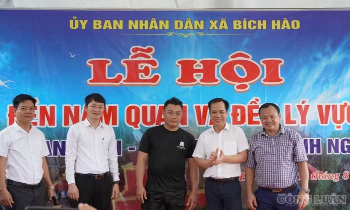 Ban tổ chức trao giải cho nơm thủ. Ảnh: Kim Long