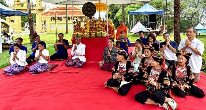 Chương trình có sự tham gia của các nghệ nhân, Achar và Đoàn Nghệ thuật Khmer thành phố Cần Thơ. Ảnh: Làng Văn hóa