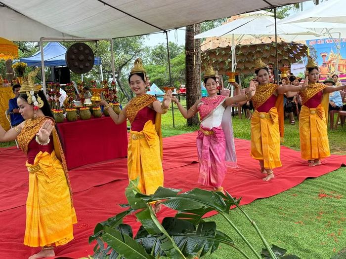 Điệu múa đặc trưng của đồng bào Khmer Nam Bộ. Ảnh: Làng Văn hóa