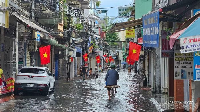 Nhiều tuyến phố trong nội thành ngập lụt cục bộ.