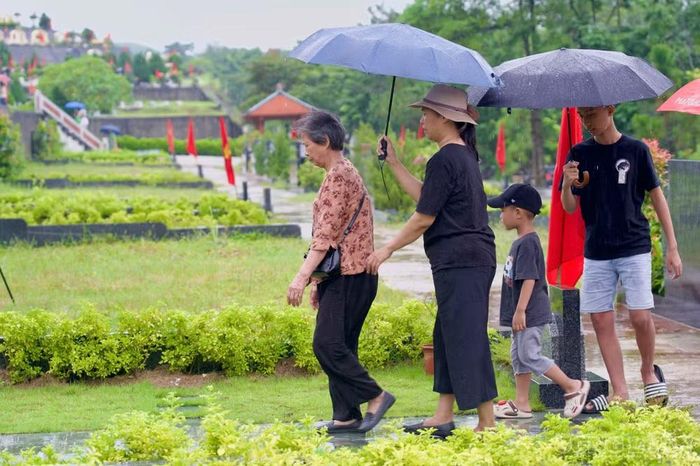 Trong dòng người đến nghĩa trang, bà Đặng Thị Lịch (80 tuổi, ở phố Kim Mã, Hà Nội) cùng con cháu vượt quãng đường dài lên Lạc Hồng Viên để dâng hương, tưởng nhớ người chồng đã khuất.