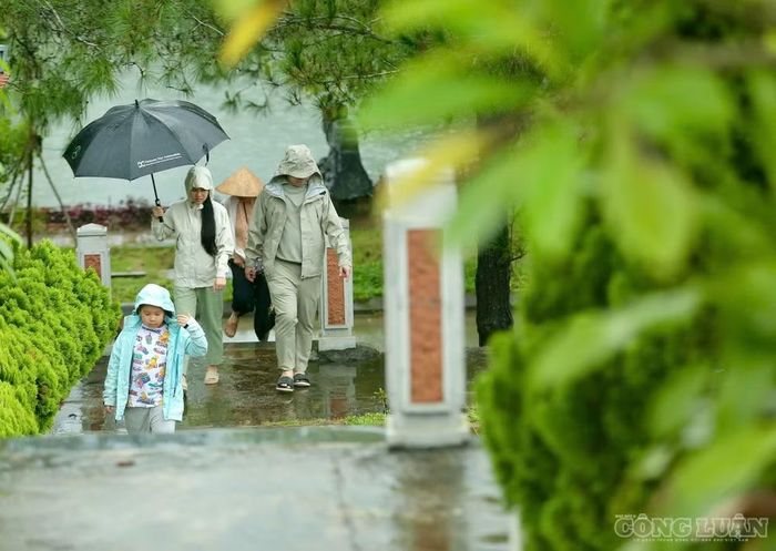 Dòng người đổ về nghĩa trang dù thời tiết trời mưa diễn ra liên tục do ảnh hưởng của bão số 4.