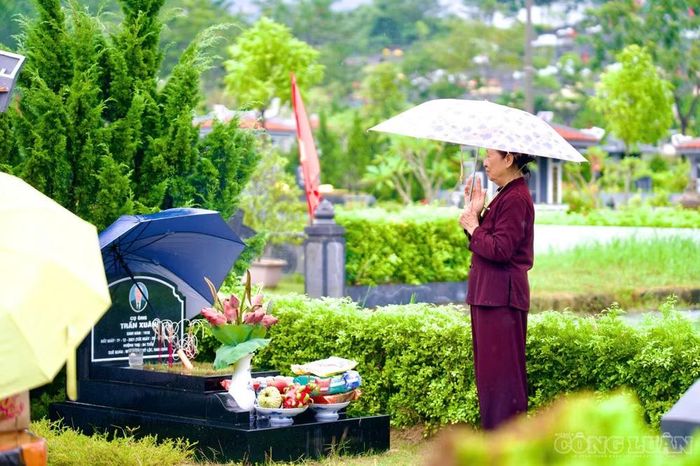 Hình ảnh người dân viếng mộ tại nghĩa trang ngày cuối tuần.