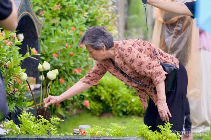 Bà Lịch chia sẻ, ngày cuối tuần cũng là thời điểm con cháu được nghỉ nên cả gia đình tranh thủ cùng nhau lên nghĩa trang, tưởng nhớ công ơn sinh thành, dưỡng dục của những người đã khuất. “Dù trời mưa nhưng tôi vẫn muốn cùng con cháu cố gắng lên đây thắp hương cho ông nhà tôi. Qua đó cũng để răn dạy các con, các cháu noi theo gương báo hiếu với cha mẹ, biết được công sinh dưỡng dục của cha mẹ”, bà Lịch nói.