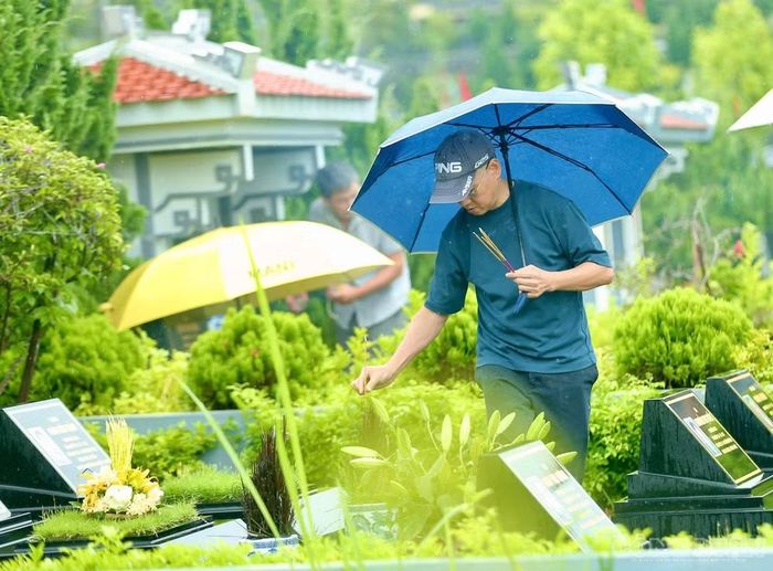 Đại đức Thích Trí Thịnh cho biết, trong những ngày Vu Lan, con cháu thường thể hiện lòng hiếu thảo với tổ tiên, cha mẹ bằng nhiều hình thức như đến chùa cầu nguyện, ăn chay, làm việc thiện, phóng sinh và hướng về nguồn cội.