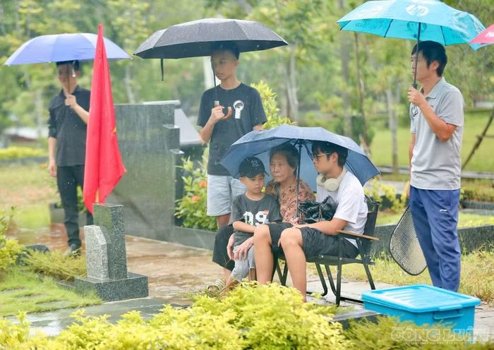 Dù tuổi cao, chân yếu và thời tiết mưa lớn, bà Lịch cho biết những dịp lễ quan trọng như Vu Lan, bà vẫn muốn cùng con cháu tề tựu về phần mộ người thân, gia tiên. Với bà, đó không chỉ là việc tưởng nhớ người đã khuất mà còn là cách để thế hệ đi trước làm gương cho con cháu về đạo hiếu.