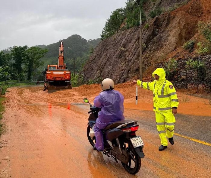Lực lượng CSGT cảnh báo và hướng dẫn phương tiện di chuyển chậm, bảo đảm an toàn. Ảnh: Cục CSGT
