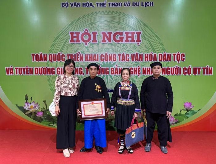 Nghệ nhân Dân gian Chu Văn Ngấn (đứng thứ 2 từ trái qua phải) được nhận bằng khen của Bộ Văn hóa, Thể thao và Du lịch - Ảnh: Nhân vật cung cấp.