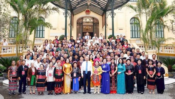 Nghệ nhân Dân gian Chu Văn Ngấn cùng các đại biểu dân tộc thiểu số vinh dự được chụp ảnh lưu niệm cùng Tổng Bí thư, Chủ tịch nước Tô Lâm - Ảnh: Nhân vật cung cấp.