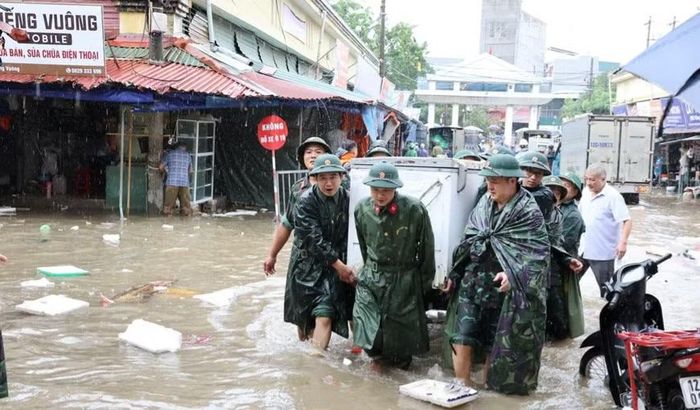 Các lực lượng đã giúp người dân ở Lạng Sơn di chuyển tài sản kịp thời - Ảnh: ST.