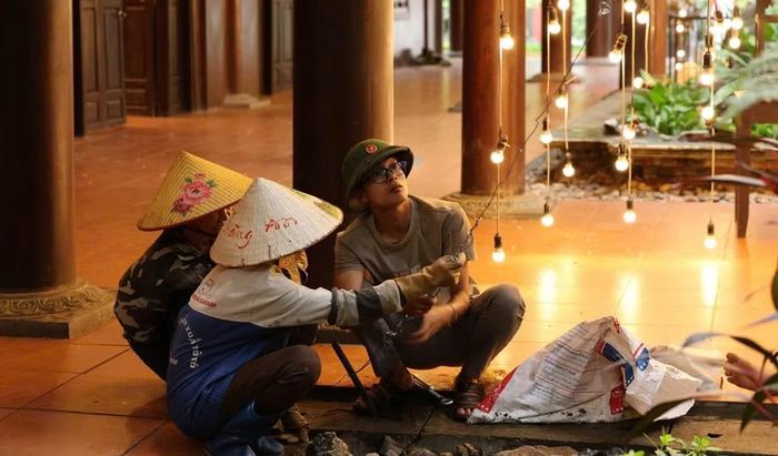 Nhân viên Khu du lịch sinh thái Tràng An gia cố, kiểm tra một số hạng mục trước diễn biến của mưa bão. Ảnh: Minh Hải.