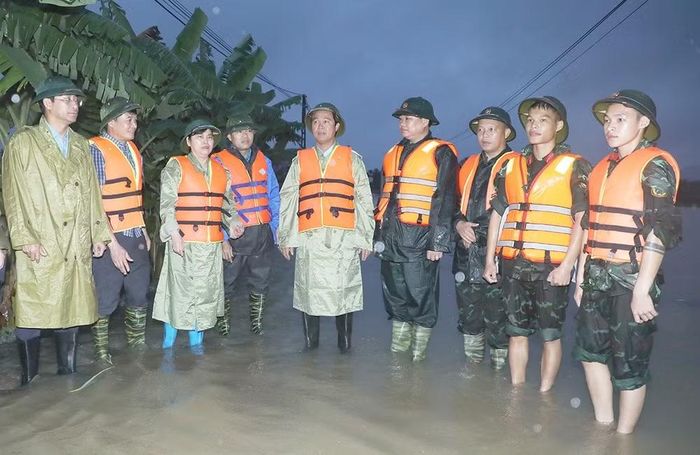Phó Chủ tịch Thường trực HĐND tỉnh Trần Thị Hằng (thứ 3 bên trái) và Phó Chủ tịch UBND tỉnh Lê Xuân Lợi (thứ 5 bên phải) kiểm tra tình hình úng ngập tại thôn Phan Thịnh, xã Kép. Ảnh: bacninh.gov.vn