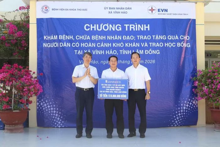 Đại diện EVN và Nhà máy Nhiệt điện Vĩnh Tân 4 trao tặng khoản tài trợ An sinh xã hội cho xã Vĩnh Hảo dịp này