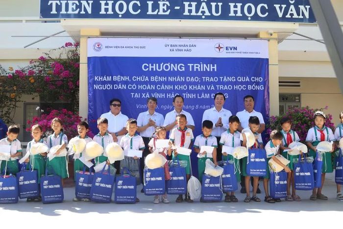 Đại diện các mạnh thường quân trao tặng các suất học bổng cho 50 em học sinh có hoàn cảnh khó khăn
