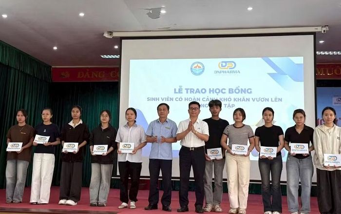 Trao học bổng tiếp sức sinh viên vượt khó là một trong những hoạt động thể hiện sự gắn kết giữa DONAPHARM và Trường Cao đẳng Y tế Quảng Trị trong phát triển nguồn nhân lực ngành y tế.