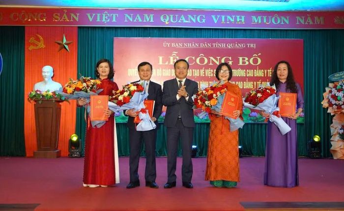 Phó Chủ tịch UBND tỉnh Lê Đức Tiến tặng hoa chúc mừng Hiệu trưởng và các Phó Hiệu trưởng Trường Cao đẳng Y tế Quảng Trị sau khi thực hiện sáp nhập.