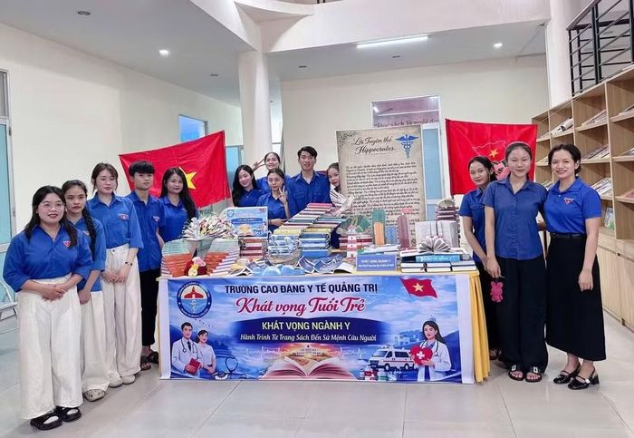 Sinh viên Trường Cao đẳng Y tế Quảng Trị giới thiệu những đầu sách gắn với chuyên môn y khoa và hành trình rèn luyện nghề nghiệp.