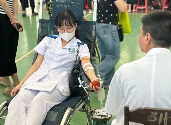 Sinh viên Trường Cao đẳng Y tế Quảng Trị tham gia hoạt động hiến máu, qua đó góp phần lan tỏa tinh thần trách nhiệm, sẻ chia vì cộng đồng.