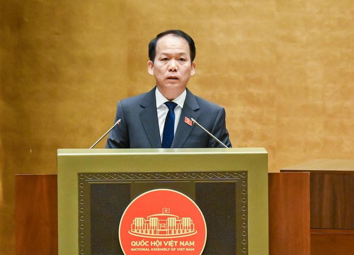 Bộ trưởng Hoàng Thanh Tùng trình bày Báo cáo giải trình, tiếp thu, chỉnh lý dự thảo Luật Phổ biến, giáo dục pháp luật (sửa đổi). (Ảnh: Duy Linh)