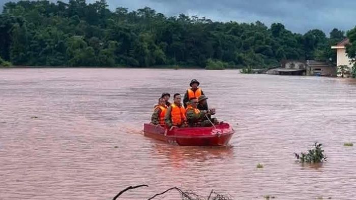 Lực lượng chức năng hỗ trợ người dân chống mưa bão, bảo vệ tài sản. Ảnh: CTV