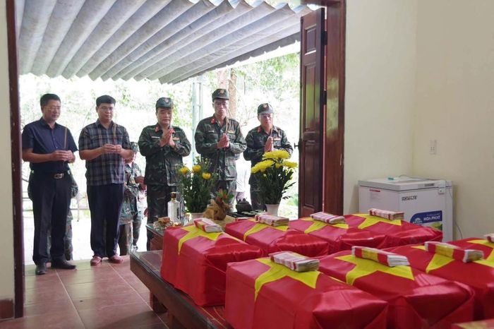 Đại diện BCHQS tỉnh và lãnh đạo địa phương thắp hương trước các hài cốt liệt sĩ tại Nhà quàn. (Ảnh: BCHQS tỉnh Tuyên Quang)