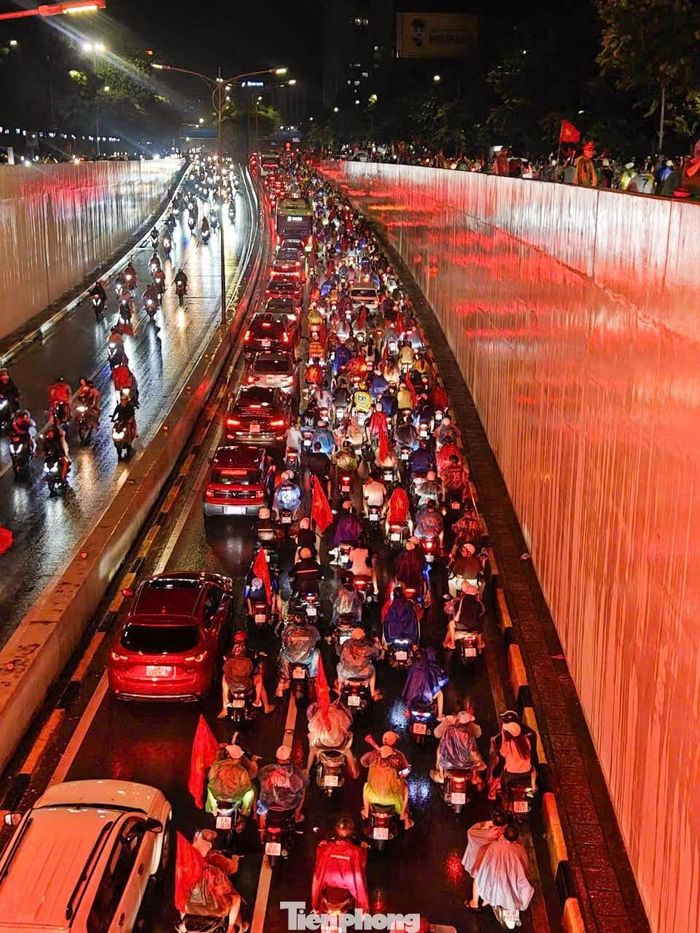 Lượng người và phương tiện tăng nhanh sau trận đấu khiến một số tuyến đường ùn ứ. Trong ảnh, khu vực hầm Kim Liên - điểm “đi bão” quen thuộc của người hâm mộ.