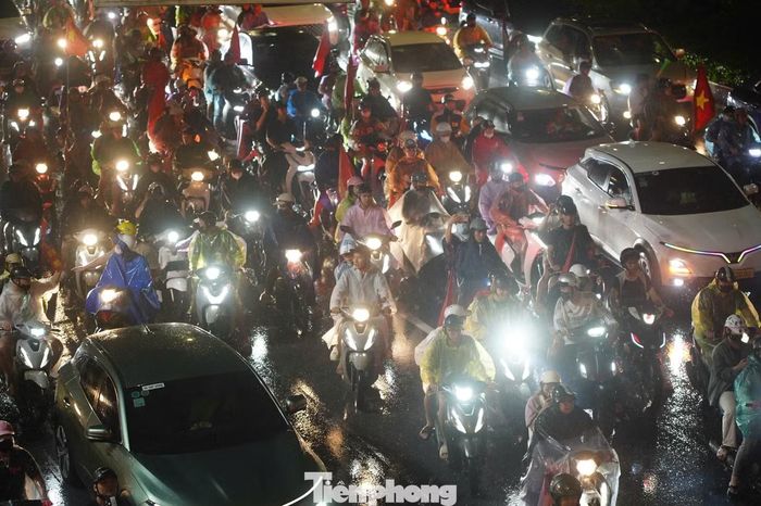 Càng về khuya, mưa vẫn nặng hạt nhưng cuộc ăn mừng chưa có dấu hiệu dừng lại.