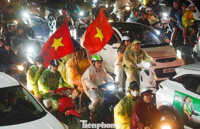 Chiến thắng 2-0 trước Thái Lan đưa cảm xúc của người hâm mộ lên cao trào. Sau 90 phút của trận chung kết lượt đi, tuyển Việt Nam nắm lợi thế trước cuộc tái đấu quyết định chức vô địch ASEAN Cup 2026.