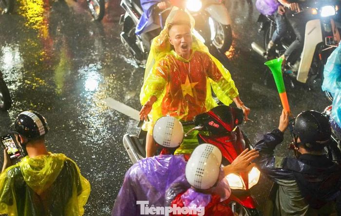 Mưa mỗi lúc một nặng hạt nhưng không khí ăn mừng càng thêm cuồng nhiệt. Trống, kèn và tiếng hò reo vang lên giữa trời mưa. Mỗi đoàn xe đi qua lại nhận được những tiếng hô “Việt Nam” đầy phấn khích.