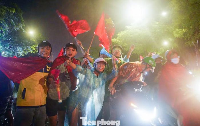 Cơn mưa đêm 22/8 trở thành một phần đặc biệt trong ký ức về chiến thắng 2-0 trước Thái Lan. Người hâm mộ Hà Nội đang chờ tuyển Việt Nam bảo vệ lợi thế ở trận lượt về để chạm tay vào chức vô địch ASEAN Cup 2026.