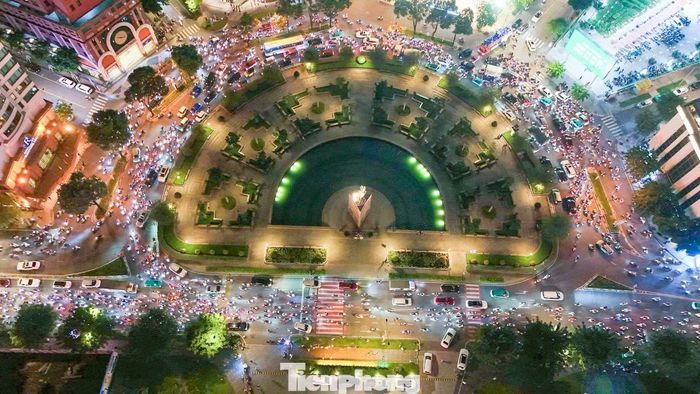 Những đoàn xe nối dài qua nhiều tuyến phố, biến khu vực trung tâm TPHCM thành “biển đỏ” sau chiến thắng của đội tuyển Việt Nam.