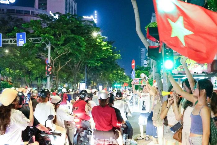 Hai bàn thắng của Hai Long và Quang Hải khiến phố đi bộ Nguyễn Huệ nhiều lần vỡ òa. Mỗi khi tuyển Việt Nam ghi bàn, hàng nghìn người bật dậy, ôm nhau, nhảy lên ăn mừng và đồng thanh hô vang tên đội tuyển.