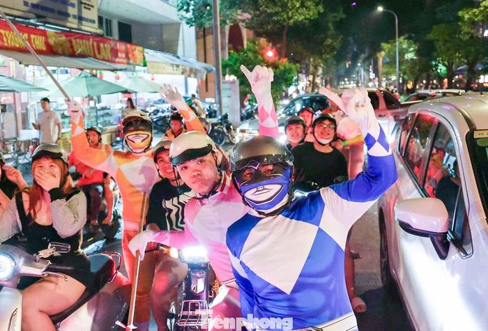 Một số cổ động viên hóa trang thành những nhân vật đặc biệt, tạo thêm sắc màu vui nhộn trong đêm ăn mừng chiến thắng của tuyển Việt Nam.